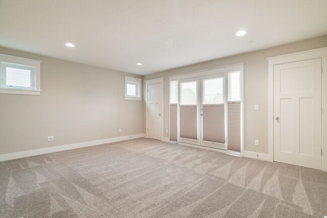 Building Photo - Luxury Townhome in the Heart of Lake Osweg...