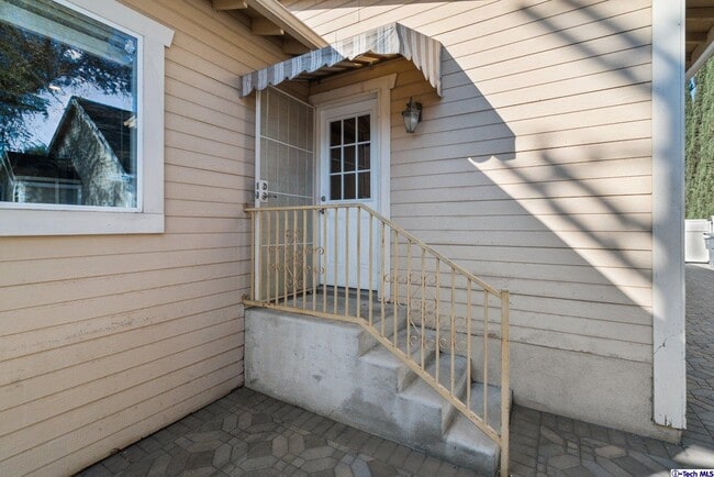 Building Photo - 666 W Lexington Dr