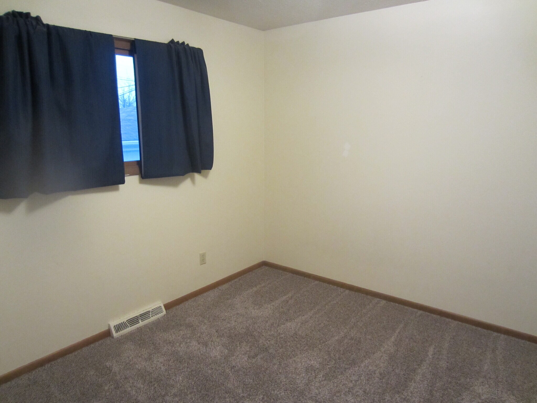 Building Photo - 2436 Grovewood Ave