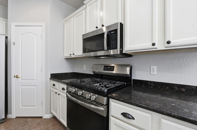 Building Photo - 3565 E Vaughn Ct