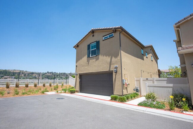 Building Photo - 27638 Sawtooth Ln
