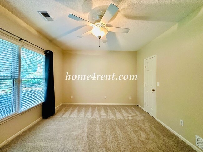 Building Photo - Exceptional 1.5 Story Home in the Prestigious Loch Lloyd Community!