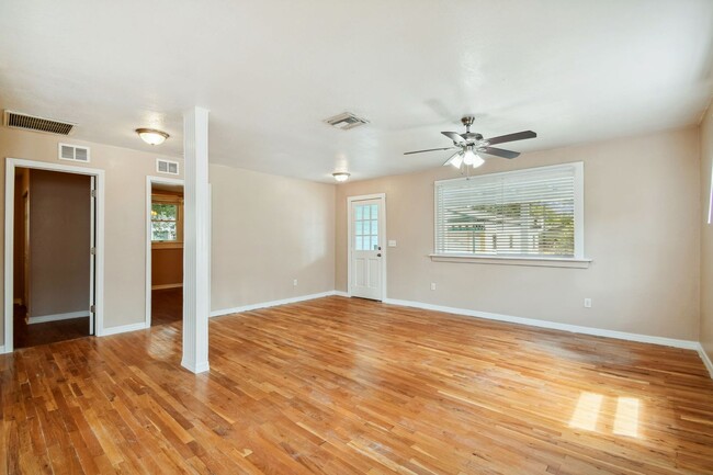 Building Photo - Historic Ybor City Bungalow!