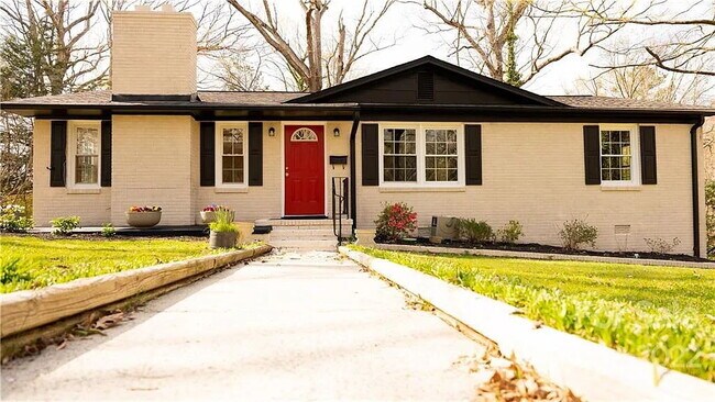 Building Photo - The Deese | $200/Week (First 4 Weeks Limited Promo!) Move-In Ready Room Rental - PRIVATE BATH – N...