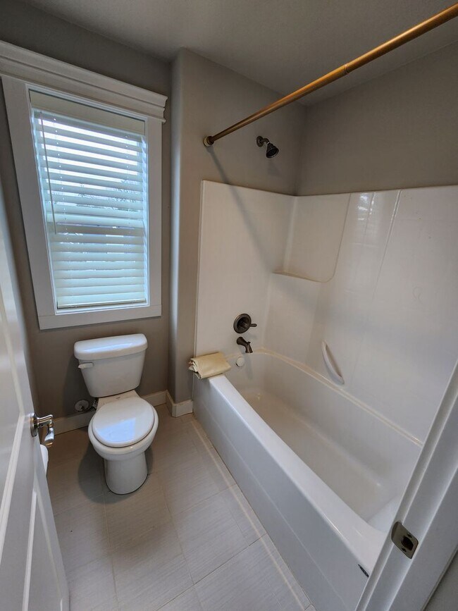 Building Photo - Large Spacious 4 Bed Home