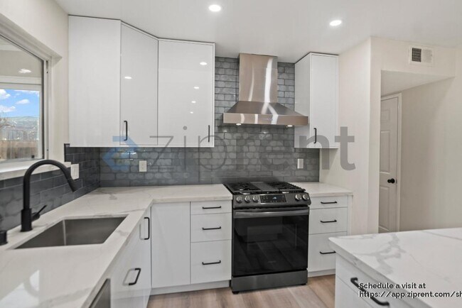 Building Photo - 1396 Saratoga Dr