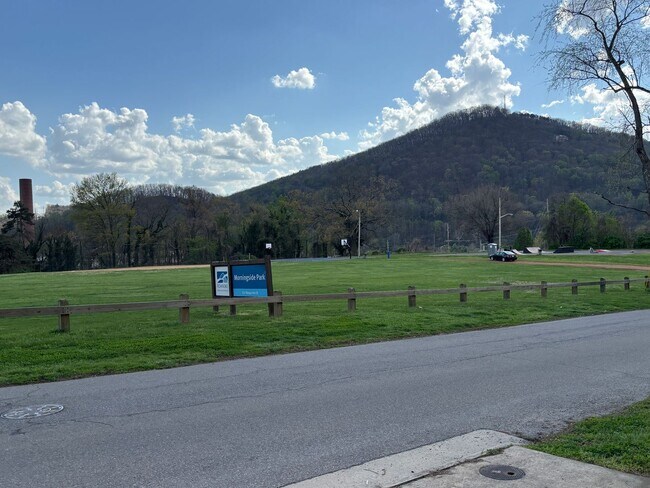 Building Photo - 950 Morgan Ave SE