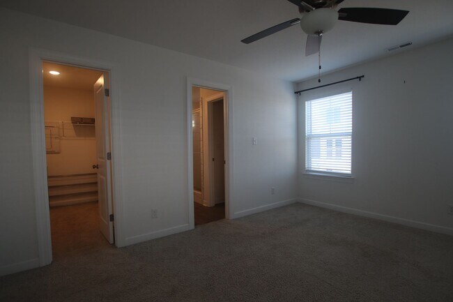 Building Photo - Contemporary 4bd/3.5ba in excellent location