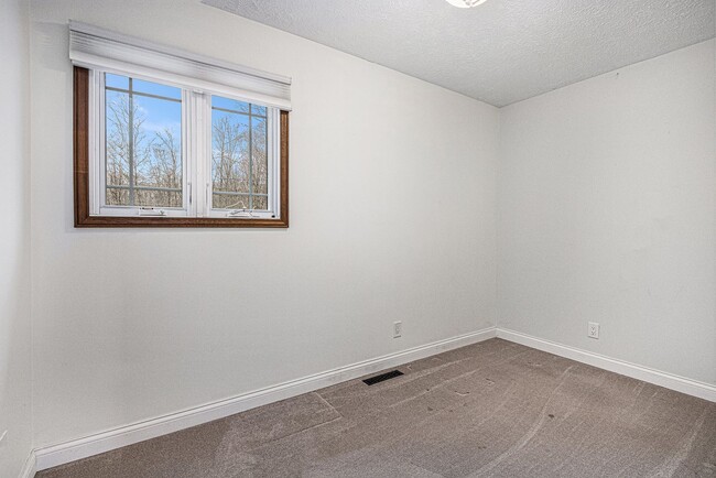 Building Photo - Pet-Friendly 4 Bed, 2.5 Bath Home with Lak...