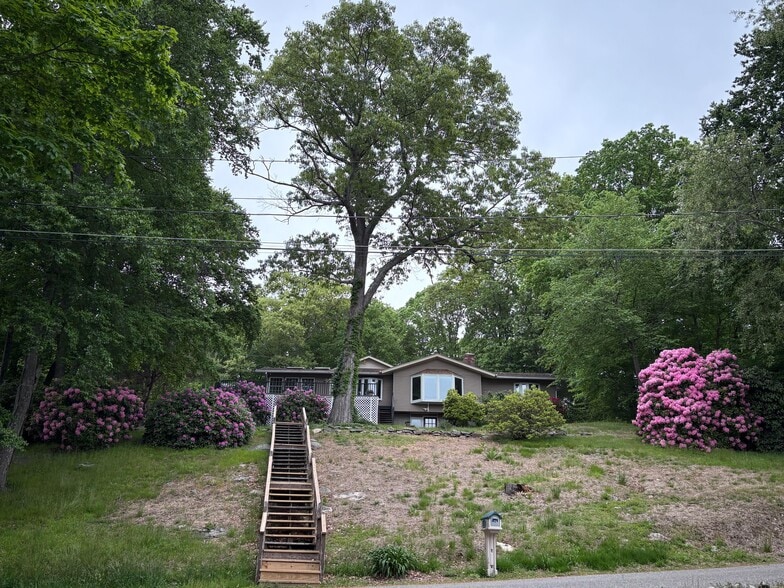 Building Photo - 421 Hemlock Point Dr