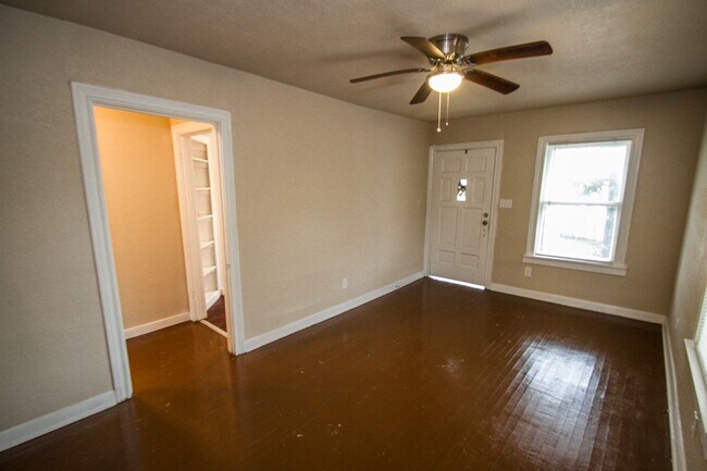 Building Photo - 932 Poinsettia St
