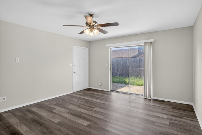 Building Photo - 534 Canary Ln