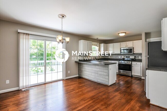 Building Photo - 4 Bedroom Pet-Friendly Home in Smithfield, NC with Main Street Renewal