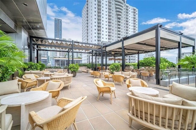Building Photo - 1435 Brickell Ave