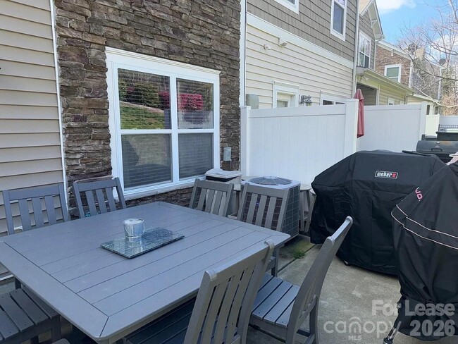 Building Photo - 5657 Tipperlinn Way