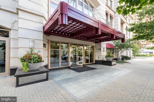 Building Photo - 888 N Quincy St