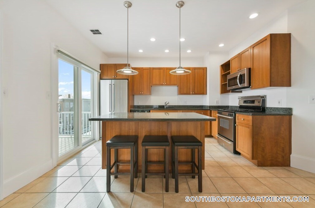 Building Photo - 467 E 8th St