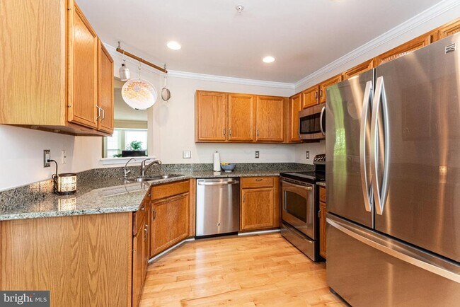 Building Photo - 146 Quiet Waters Pl