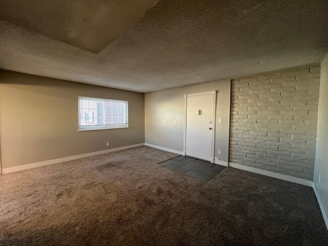 Building Photo - 3 Bedroom 2 Bathroom Condo Near Leetsdale ...