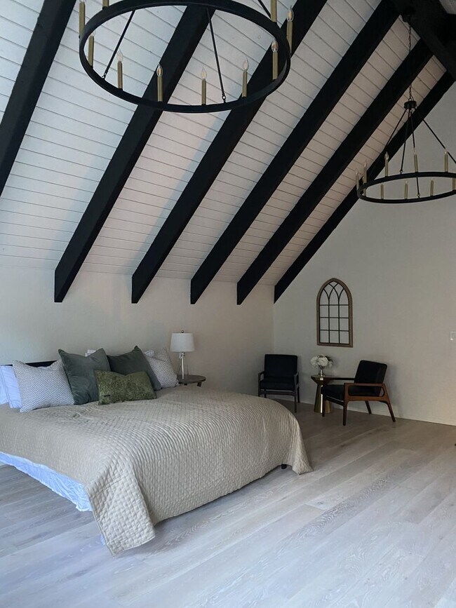 Building Photo - Stylish Chalet with Lake Rights