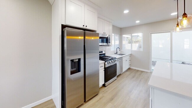 Building Photo - Fully Renovated! 4BD/2BA