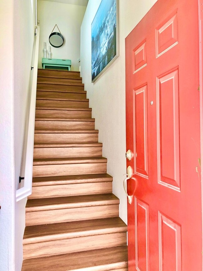 Building Photo - Beautifully Upgraded & Appointed End Condo...