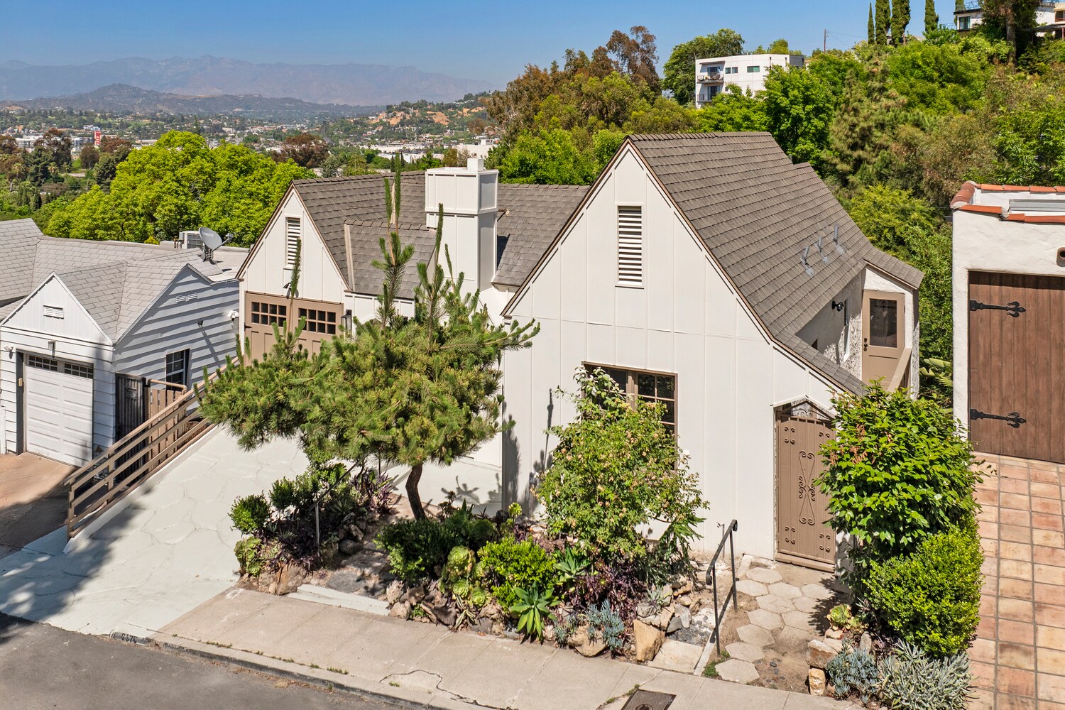 Building Photo - 2376 Lake View Ave