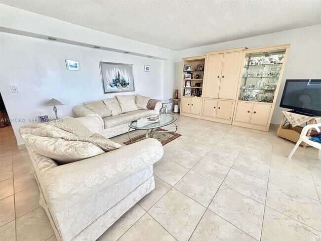 Building Photo - 2030 S Ocean Dr