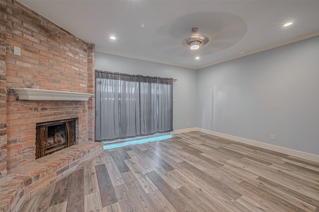 Building Photo - 7700 Creekbend Dr