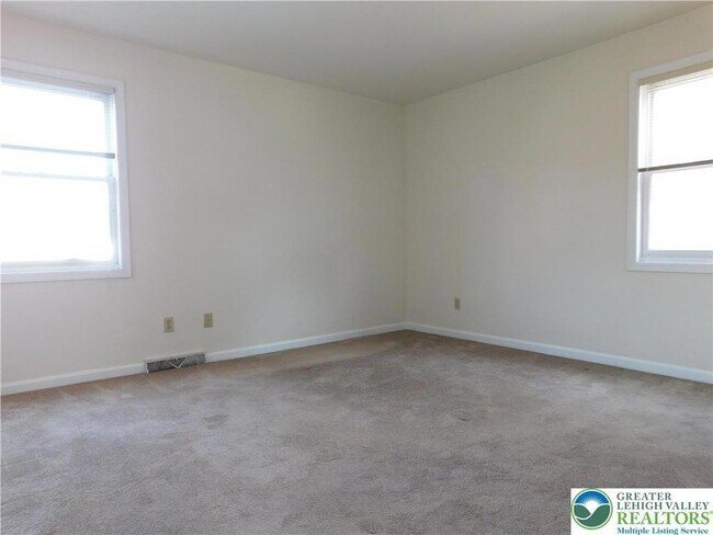 Building Photo - 813 Main St