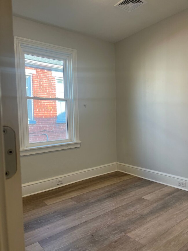 Building Photo - Newly remodeled 2br w off st parking laundry