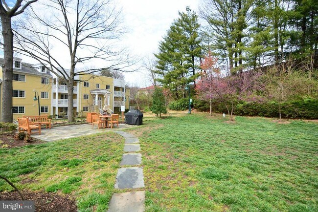 Building Photo - 4139 S Four Mile Run Dr
