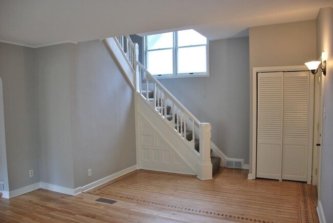 Building Photo - Huge 5-bed 2-bath house with 3rd level family room. Avail July 1 2026