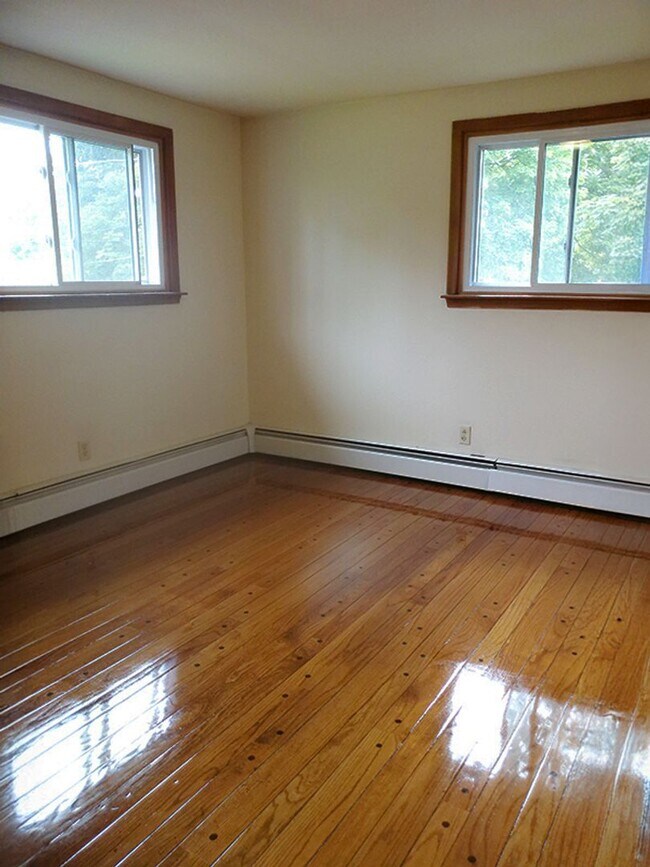 Building Photo - AVAILABLE 7/1/26 - Beautiful 5 Bedroom Sin...