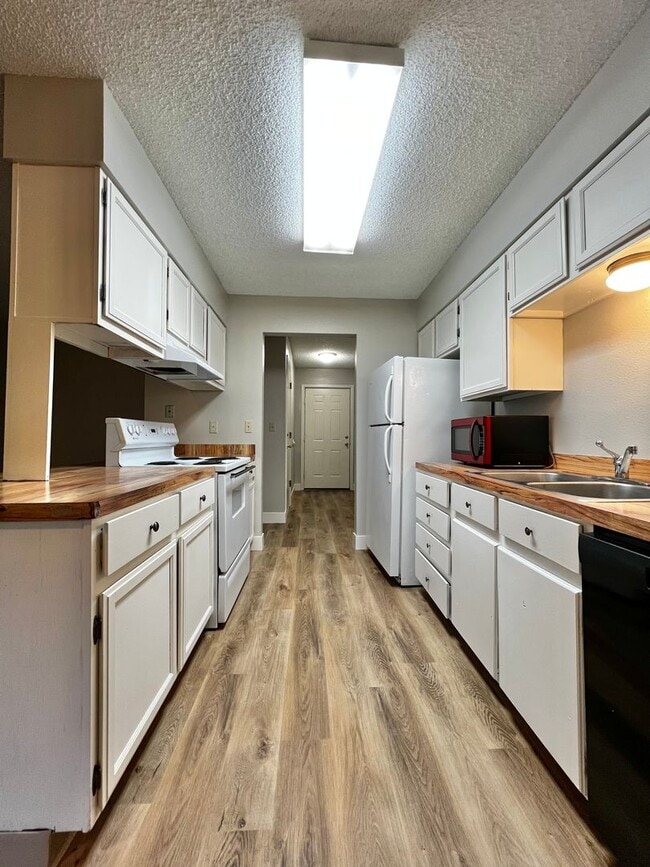 Building Photo - 3 Bedroom 2 Bathroom Ranch Style Home!