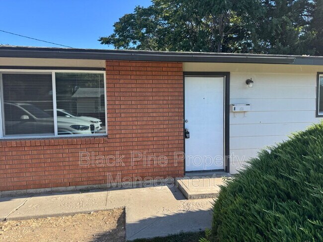 Primary Photo - 137 Davis Ave