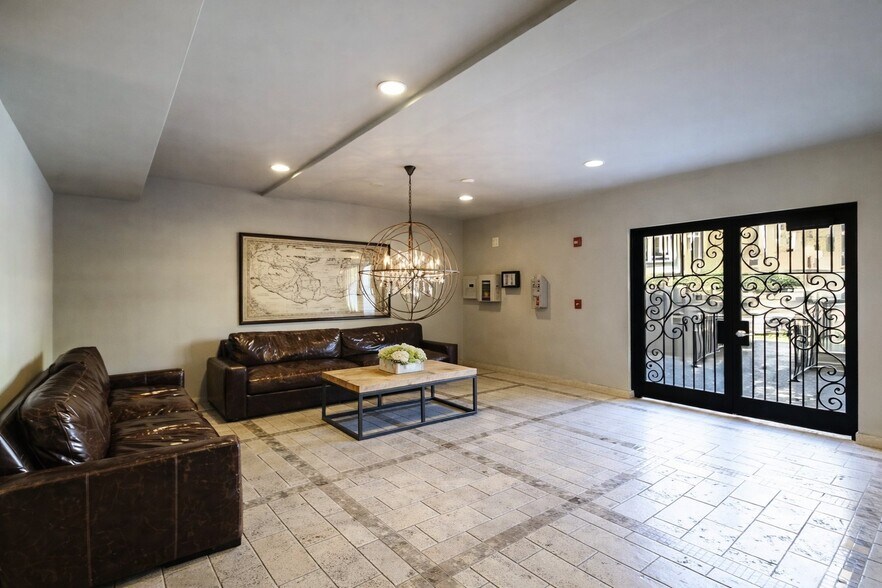 Building Photo - 11848 Kiowa Ave