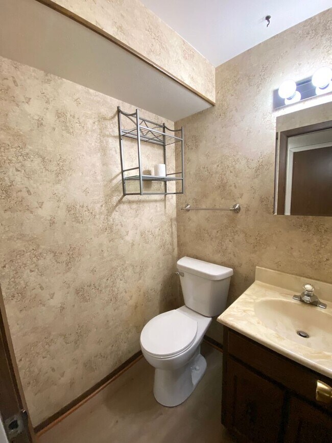 Building Photo - 2 Bedroom, 1.5 Bath Duplex Available for R...