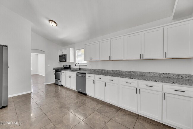 Building Photo - 10400 Valle Koki Dr