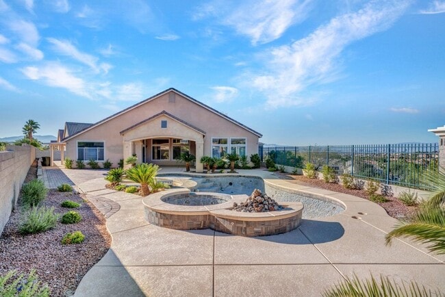 Building Photo - 4 bed, 2.5 bath single-story home in the g...