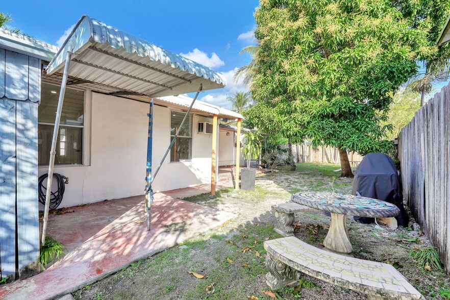 Building Photo - 2419 Coolidge St