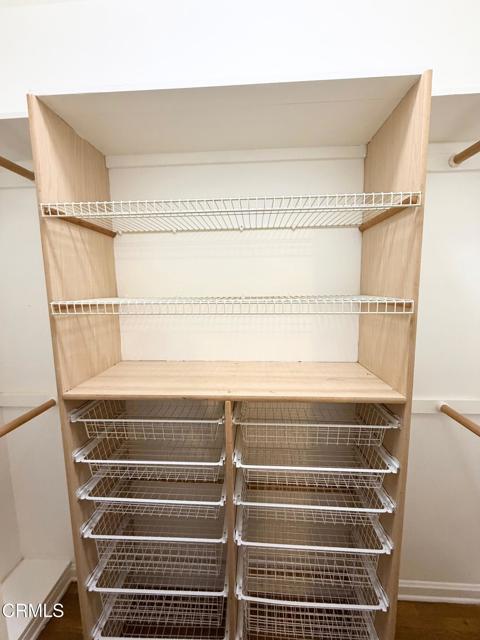 Building Photo - 590 S Oakland Ave