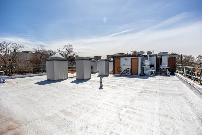 Building Photo - 3205 N Leavitt St