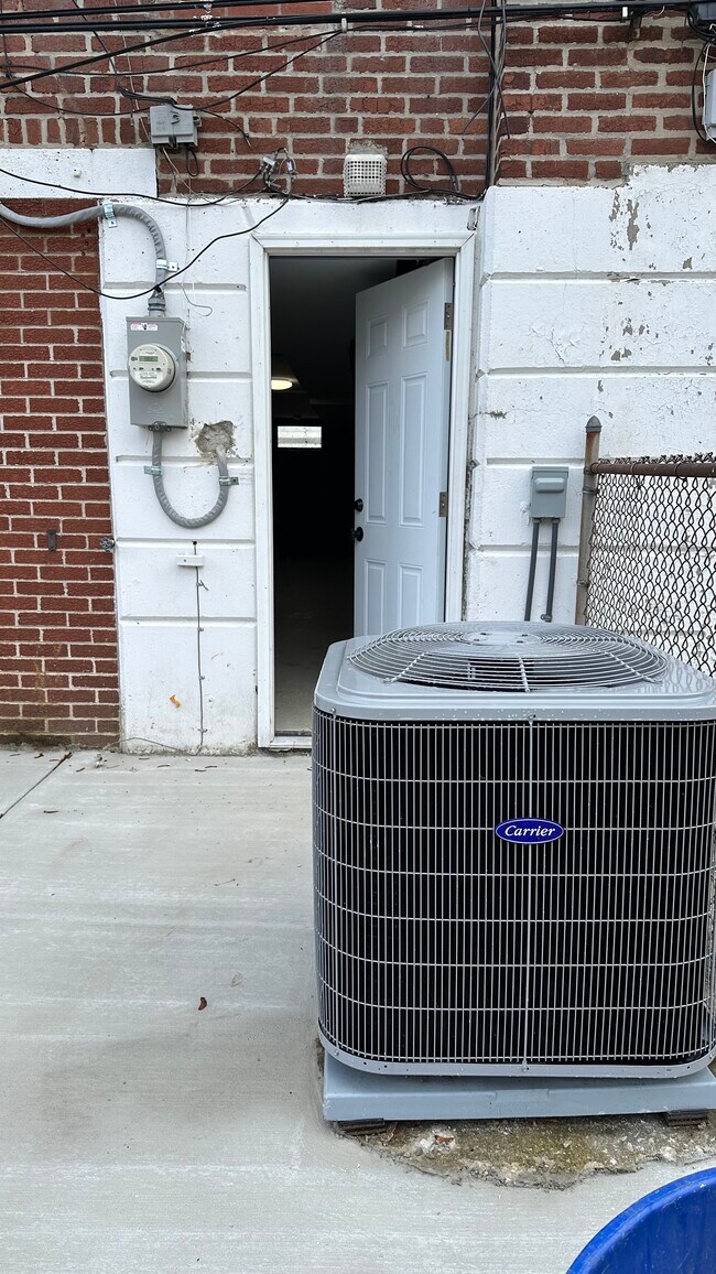 Building Photo - 5152 Crestwood Dr