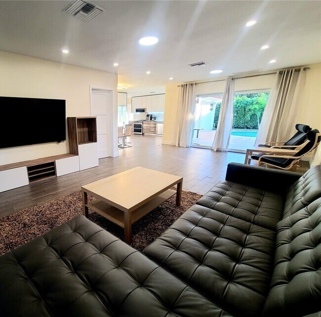 Building Photo - 1320 Arthur St