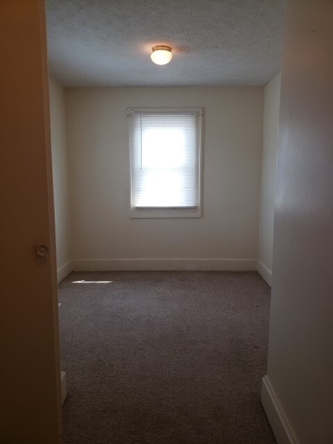 Building Photo - 2 bed, 1.5 bath duplex located in the hear...