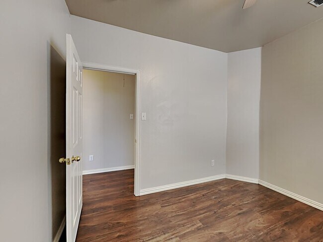 Building Photo - 818 Water Oak Dr