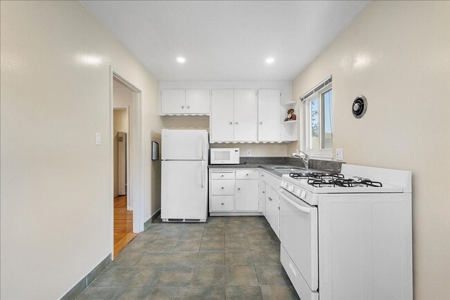 Building Photo - 2234 Santa Clara Ave