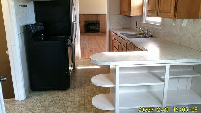 Building Photo - Large SE Boise home