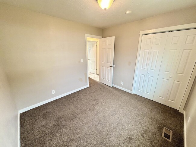 Building Photo - 1652 400 E